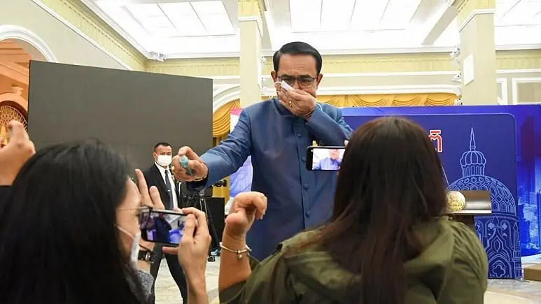 حمله نخست‌وزیر تایلند به خبرنگاران با اسپری الکل