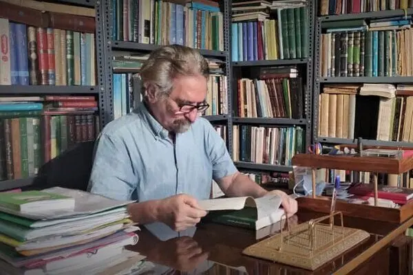 نمایش زندگینامه منوچهر صدوقی‌سها در برنامه تلویزیونی «حکایت دل»