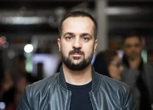 عکس | ژست جالب احمد مهرانفر در روز جهانی تئاتر