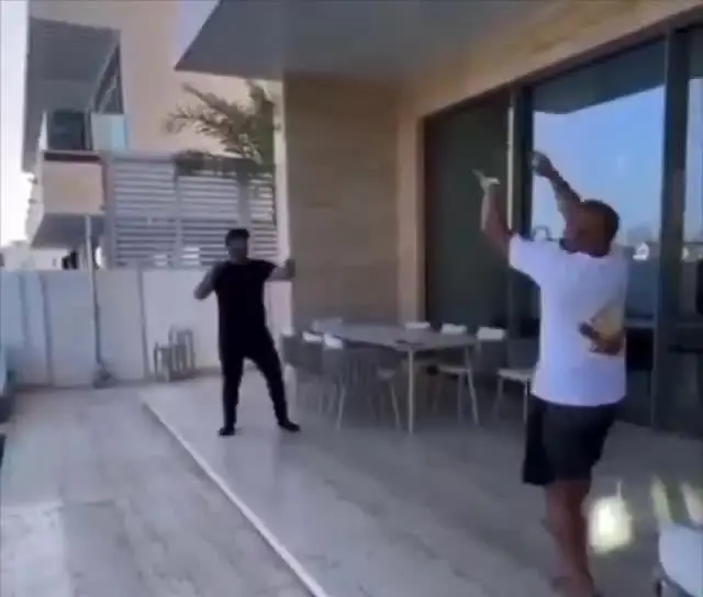 تفریح و والیبال بازی کردن محمدرضا گلزار و روبرتو کارلوس/ ویدئو