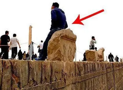 روی سردیس هخامنشی ننشینید!