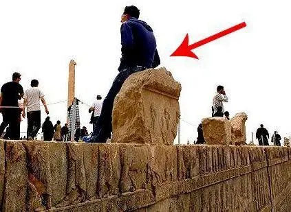 روی سردیس هخامنشی ننشینید!