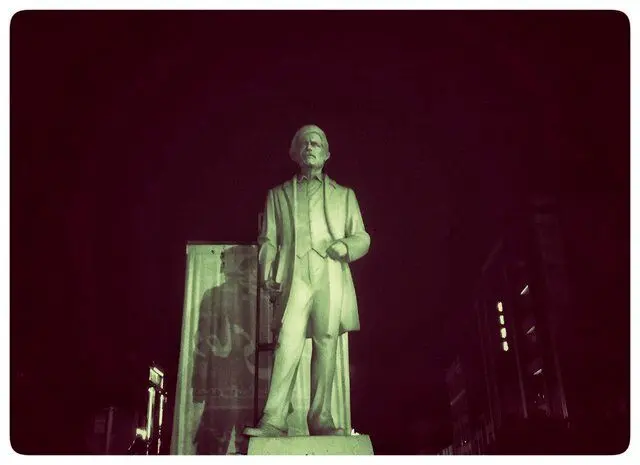 چه بر سر مجسمه آسیب دیده «جلال آل‌احمد» آمد؟