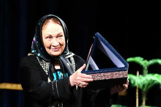 پری امیرحمزه، در سوگ فرزند نشست