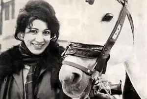 فروغ فرخزاد: شاید مرا یک زن سبکسر احمق بدانید .../ فروغ چه می خوانده است؟