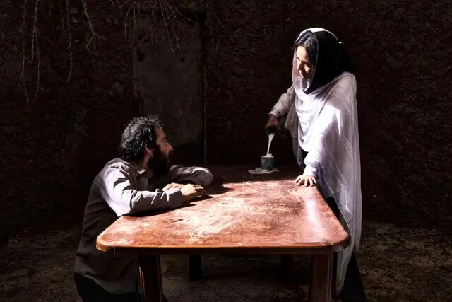 کرمی که مغز آدمی را گاز می‌زند