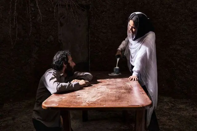 کرمی که مغز آدمی را گاز می‌زند