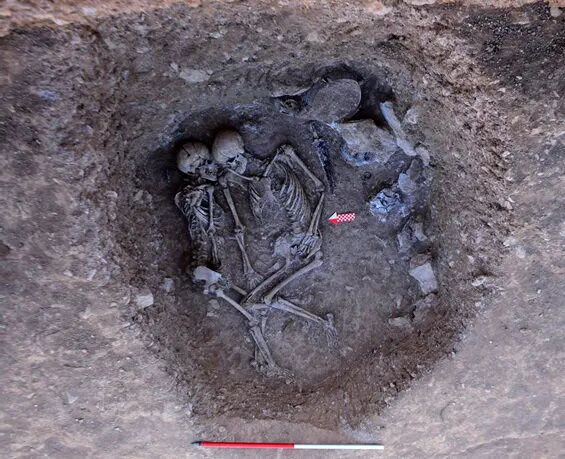 کشفی تازه در گورستان تاریخی گیلان + تصویری از عشاق مدفون در حال بوسه پیش از مرگ