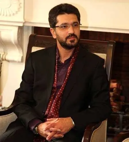 امیرحسین مدرس از خانه برنامه اجرا می کند