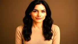 زنان جذاب ۲۰۲۵ چه ویژگی‌هایی دارند؟ از موهای تیره تا خالکوبی و رابطه عاطفی