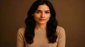 زنان جذاب ۲۰۲۵ چه ویژگی‌هایی دارند؟ از موهای تیره تا خالکوبی و رابطه عاطفی