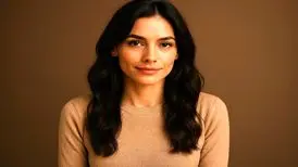 زنان جذاب ۲۰۲۵ چه ویژگی‌هایی دارند؟ از موهای تیره تا خالکوبی و رابطه عاطفی