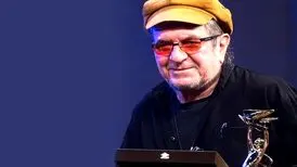 نمایی از سنگ مزار داریوش مهرجویی/ عکس
