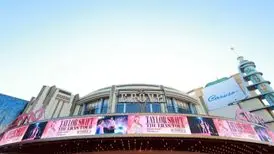 خواننده خانم جوان این روزها حواس‌ها را به خودش جلب کرده است
