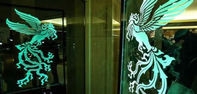 جشنواره فجر ۹۷؛ نشست خبری بهارستان خانه ملت/ سوتی ضابطیان در خواندن سوال اشتباه