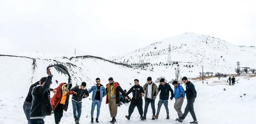 رقص کُردی مردم در سنندج همزمان با بارش برف
