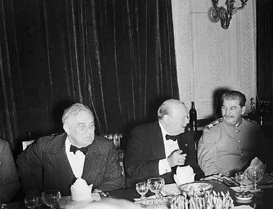 ببینید | کدام قنادی کیک تولد چرچیل را در ایران پخت؟ | این قنادی به تاریخ پیوست