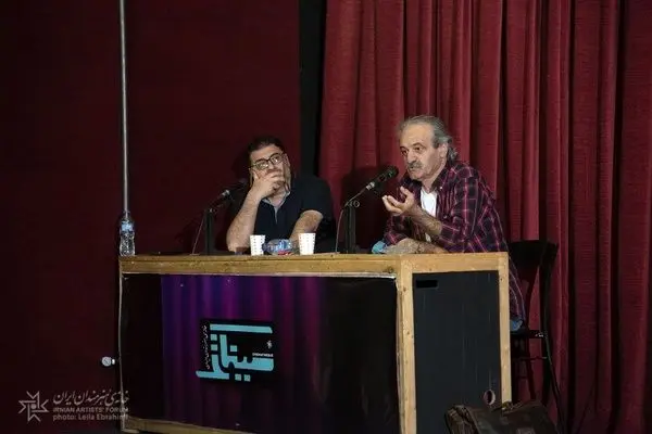 وقتی یک جنبش و انقلاب تبدیل به نهاد و نظام می‌شود، رنگ عوض می‌کند
