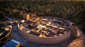 نمای هوایی از معماری دیدنی یک قلعه تاریخی