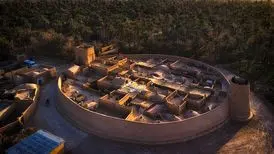 نمای هوایی از معماری دیدنی یک قلعه تاریخی