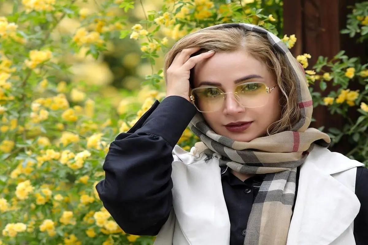 استایل شیک و مجلسی خانم بازیگر در ساحل دبی/ عکس

