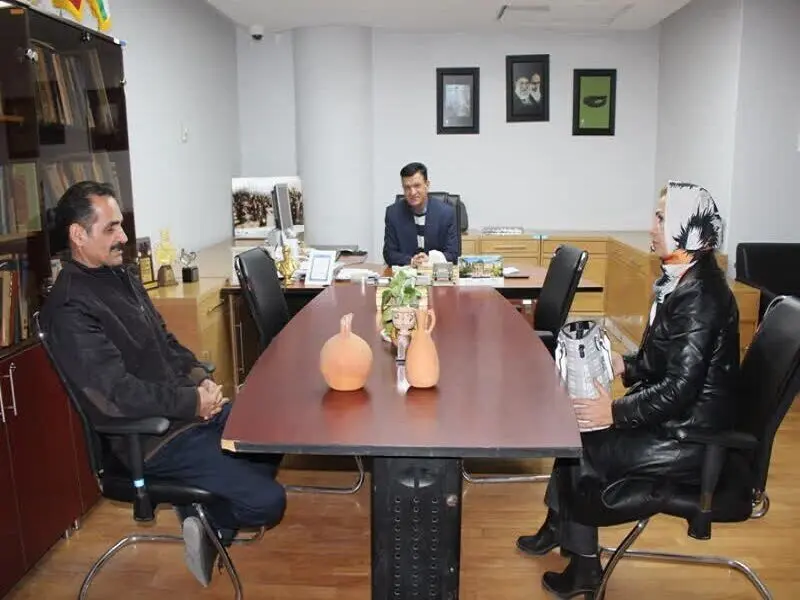 تصویر ۲ کوزه سفالی مربوط به عصر آهن | اهدای آثار تاریخی به موزه خراسان توسط یک خانم
