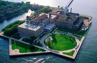 ۱۰ مکان تاریخی که هر گردشگری باید یک بار ببیند؛ از جزیره الیس تا شهر سوخوتای
