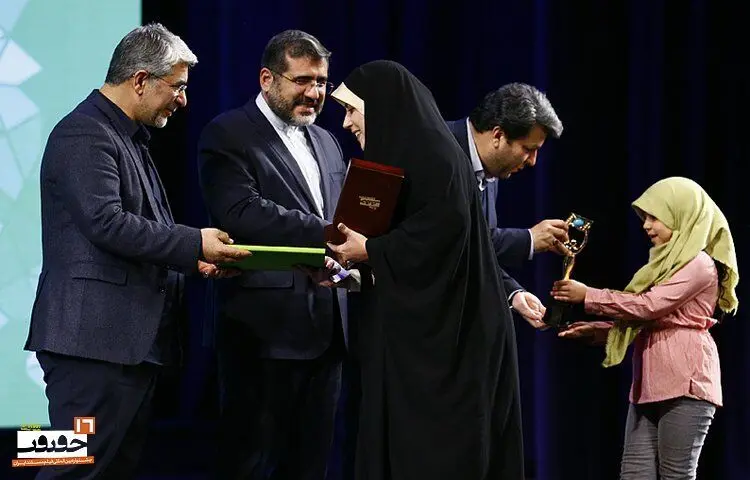 جایزه ‍« عزیز» تقدیم رهبر شد
