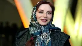 جایزه گرفتن افسانه بایگان و فاطمه گودرزی از استاد انتظامی ۱۳۷۴/ ویدئو
