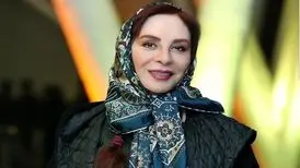 جایزه گرفتن افسانه بایگان و فاطمه گودرزی از استاد انتظامی ۱۳۷۴/ ویدئو
