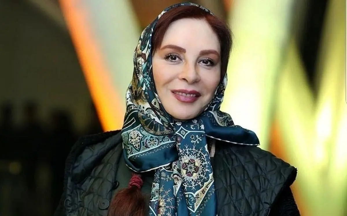 جایزه گرفتن افسانه بایگان و فاطمه گودرزی از استاد انتظامی ۱۳۷۴/ ویدئو
