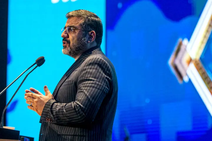 وزیر ارشاد: دنبال تحمیل نوع خاصی از مد و لباس و پوشش برای جامعه عفیف ایرانی نیستیم / یکی از ابتکارات دولت مردمی، استقرار کارگروه مد و لباس در شورای فرهنگ عمومی بود / با دقت به دنبال نمونه سازی در حوزه فاخر مد و لباس هستیم