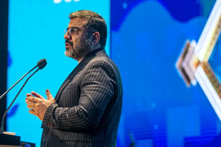وزیر ارشاد: دنبال تحمیل نوع خاصی از مد و لباس و پوشش برای جامعه عفیف ایرانی نیستیم / یکی از ابتکارات دولت مردمی، استقرار کارگروه مد و لباس در شورای فرهنگ عمومی بود / با دقت به دنبال نمونه سازی در حوزه فاخر مد و لباس هستیم