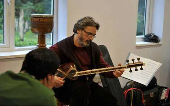 برای آهنگسازی که دو گوش برای شنیدن آثارش کم است