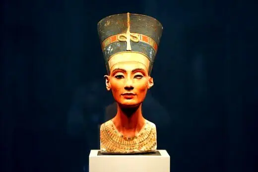 ملکه‌ی مصر در قلب برلین هم رنگ عوض نکرد
