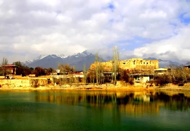 جاذبه‌های جنگلی، کویری و کوهستانی اصفهان/شترسواری در کویر سیازگه تا «تختگاه سلیمان»
