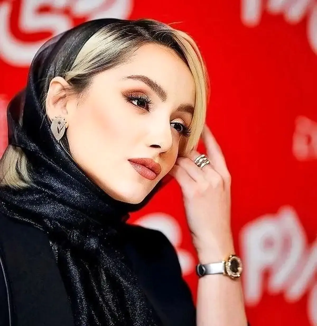 سلفی تازه نازنین بیاتی با نوشته معنادار/ عکس
