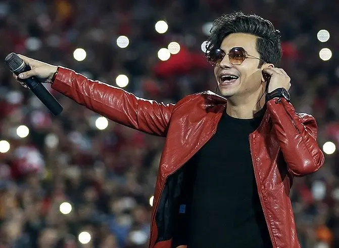 حمله یک ناشناس به «‎محسن ابراهیم زاده» و کنسرت با دست شکسته!
