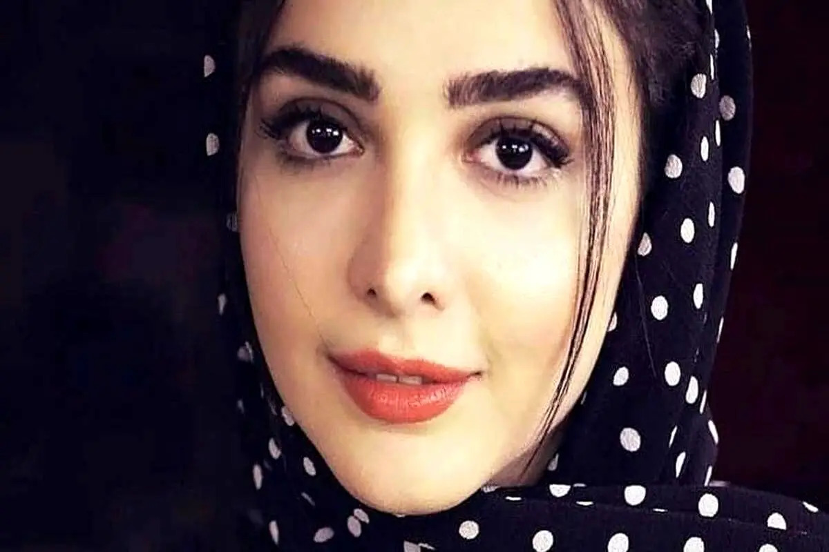 سلفی ادایی المیرا دهقانی این‌بار در یک خودرو
