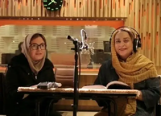 نازنین مهیمنی، در سوینا، کتاب داستان می‌خواند