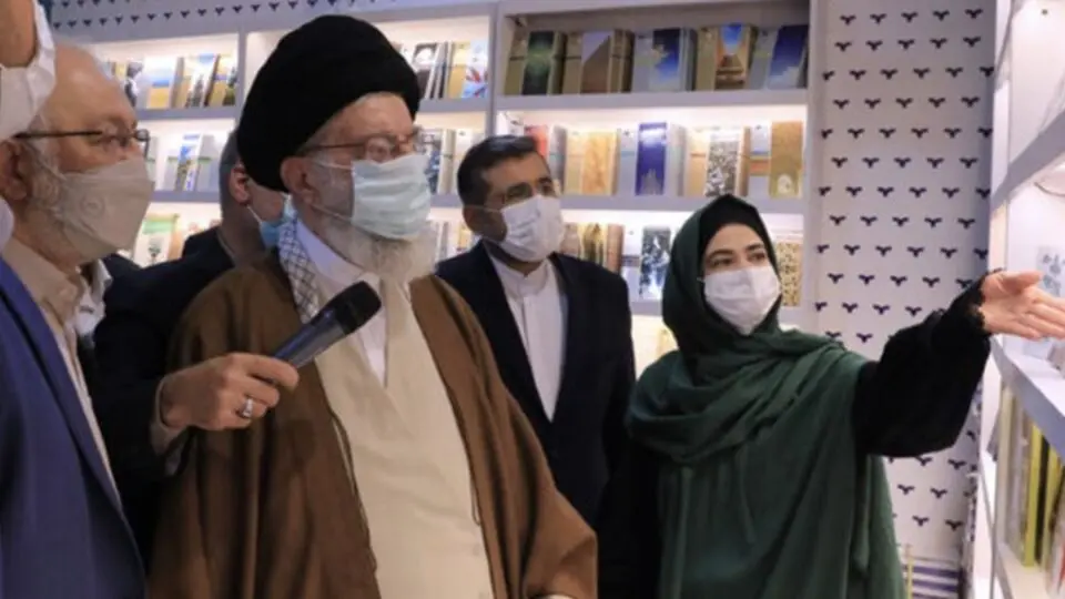 ۴ کتابی که امروز رهبر انقلاب از نشر معارف خریداری کردند
