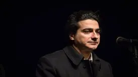 اشک ریختن و آواز همایون شجریان بر مزار پدرش در مراسم سالمرگ وی + فیلم