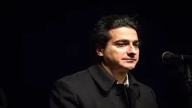 اشک ریختن و آواز همایون شجریان بر مزار پدرش در مراسم سالمرگ وی + فیلم