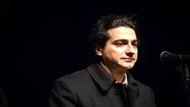 اشک ریختن و آواز همایون شجریان بر مزار پدرش در مراسم سالمرگ وی + فیلم