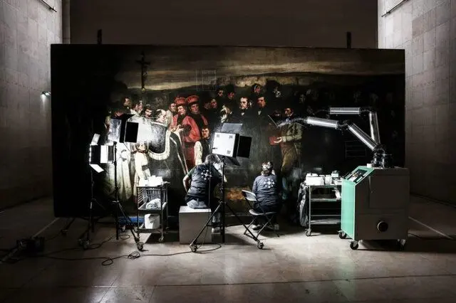 مرمت تابلوی یک تشییع جنازه مقابل چشم مردم