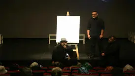 نواختن زنگ افتتاح «از نظر سیاسی بی‌ضرر» توسط اکبر عبدی