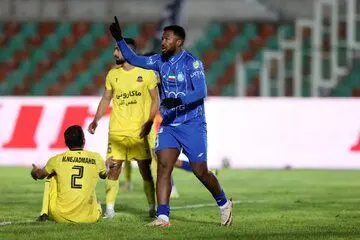 ستاره استقلال مدل یک مجله مد شد