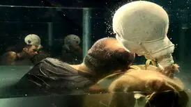 اجرای متفاوت یک هنرمند در آکواریوم/ عکس