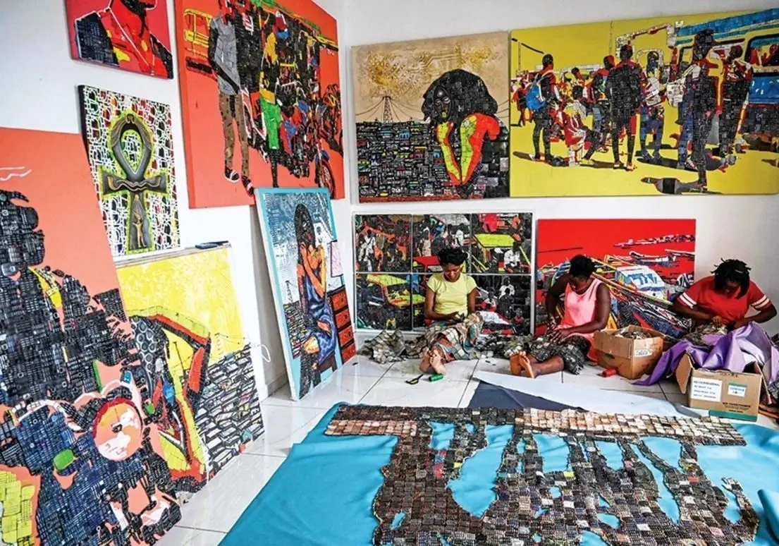 (ویدئو) خلق آثار هنری با صفحه کلیدهای دور ریخته شده موبایل