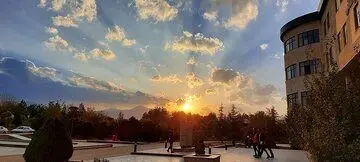 مجری محبوب تلویزیون به دانشگاه بازگشت/ عکس
